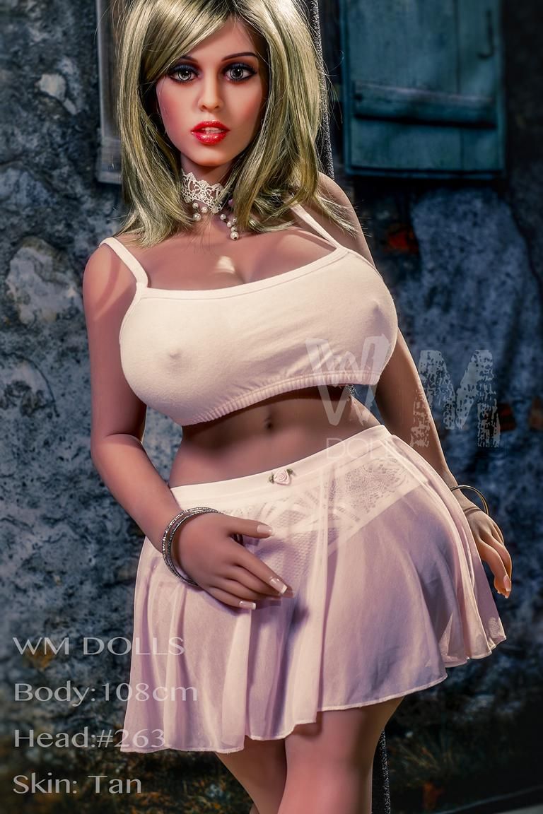 Premium TPE-Sexpuppe Christa schaut geradeaus